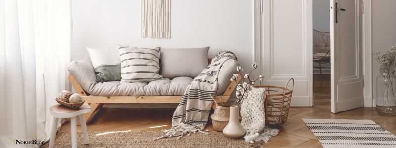 natuerliches Wohnzimmer mit verschiedenen Stoffen