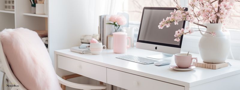 heller Schreibtisch mit rosa Homeoffice einrichten - Schreibtisch vor Fenster