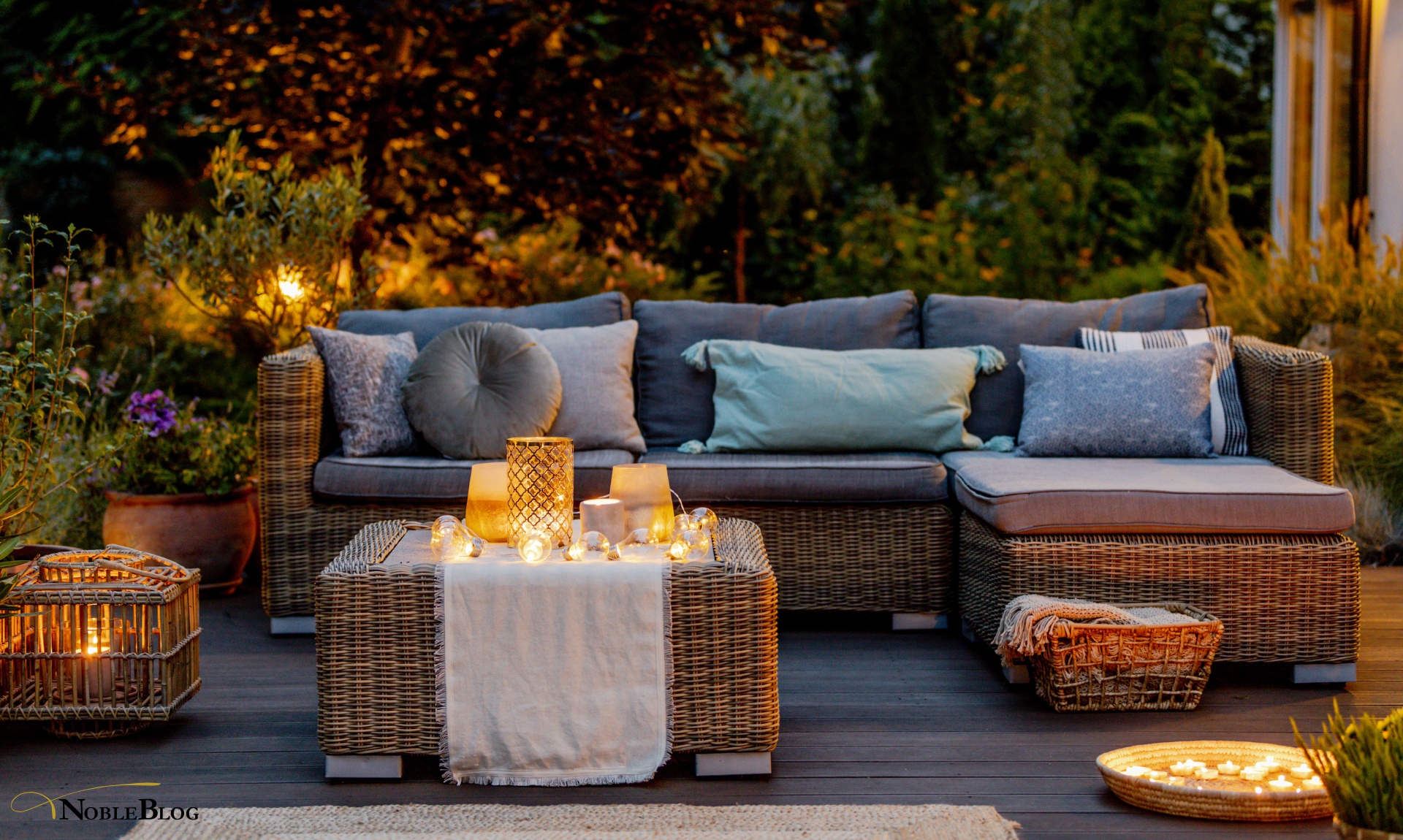 Outdoor Wohnzimmer - Terrasse mit Rattanmöbel